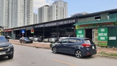 Hà Nội “Hô biến” bãi trông giữ ô tô thành nhà xưởng, cửa hàng
