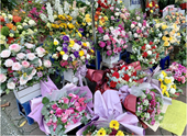 Thị trường cận ngày 8 3 Hoa tươi tăng giá, quà tặng online lên ngôi