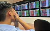 Nhà đầu tư chứng khoán ồ ạt bán tháo đẩy VN-Index giảm hơn 70 điểm, cổ phiếu sàn la liệt