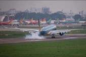 Sân bay Tân Sơn Nhất tạm dừng một đường cất hạ cánh, Vietnam Airlines khuyến nghị hành khách theo dõi lịch bay thường xuyên