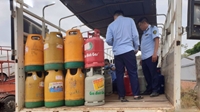 TP HCM Tạm giữ gần 1 200 bình gas có dấu hiệu giả mạo nhãn hiệu
