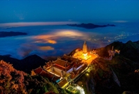 Trải nghiệm Fansipan về đêm, ngắm ngàn đăng thắp sáng đỉnh núi trong lễ Phật Đản 2023
