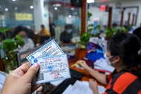 Dừng cấp thẻ bảo hiểm y tế giấy, người dân đi khám bệnh cần lưu ý gì